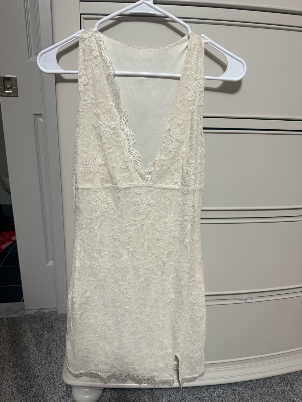 Lace V-Neck Chemise in pale yellow/cream